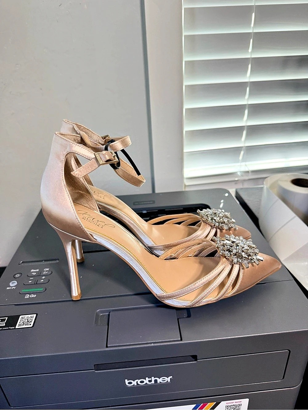 Badgley Mischka Jeweled Pointed-Toe Heels in Pink US 9 Like New - Picture 4 of 11